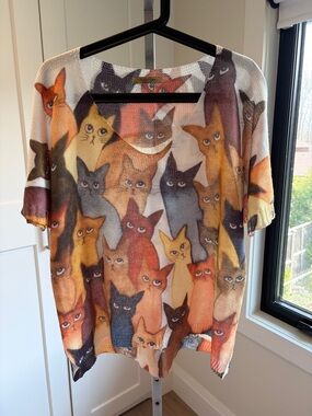 Women’s Beyond Capri (Made in Italy) V-Neck Cat Print Sweater in Multicolor